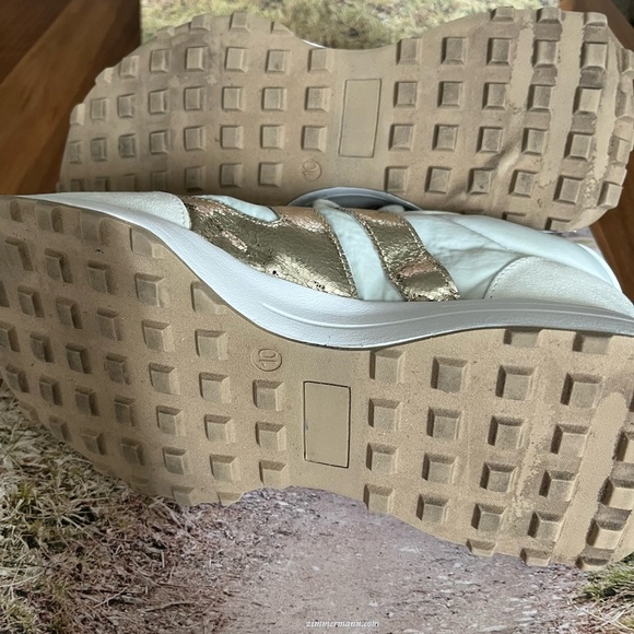 Women's White and Gold Sneakers by j/slides retail 150$ - Picture 4 of 9